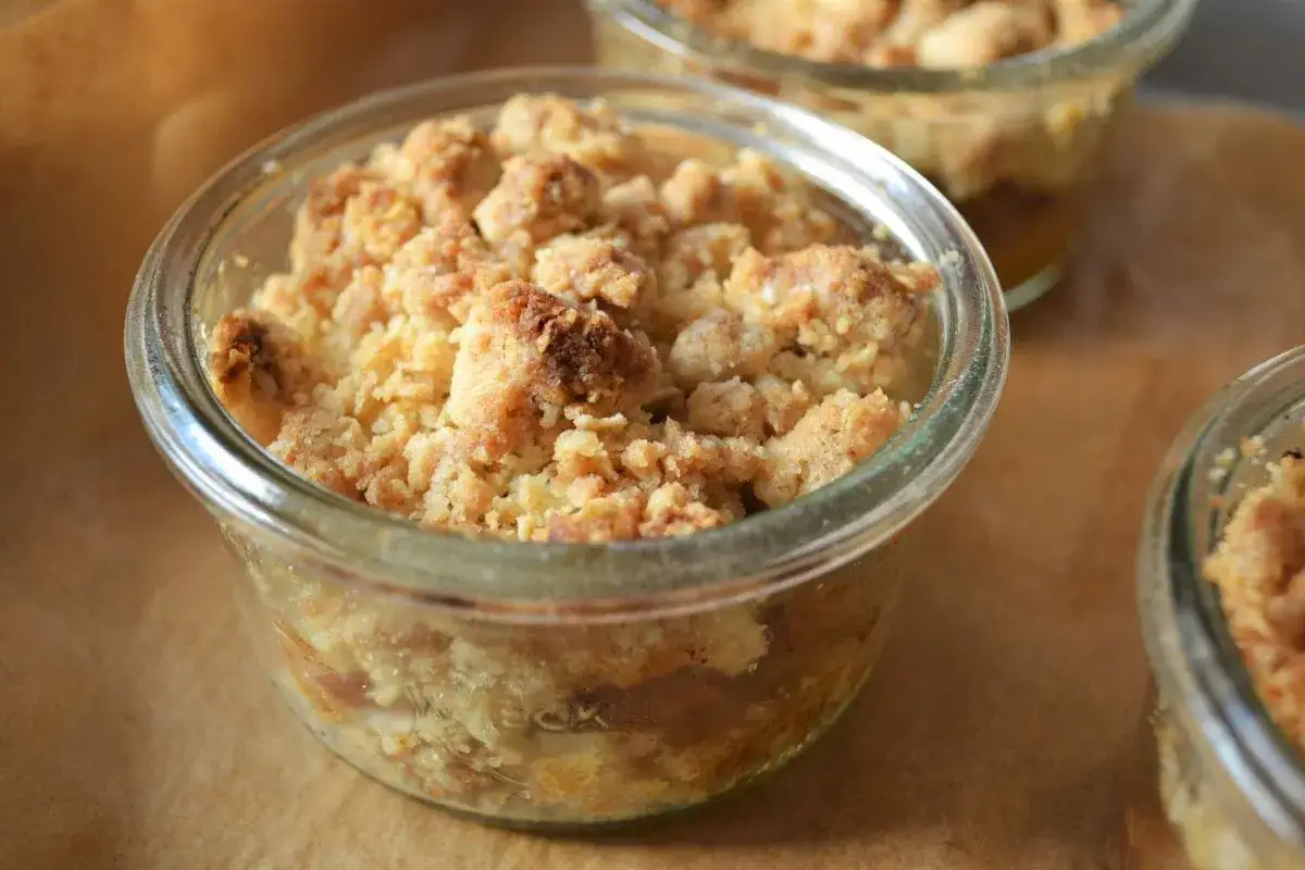 Leckeres Apfel-Crumble-Rezept im Glas, goldbraun gebacken und bereit zum Genießen.