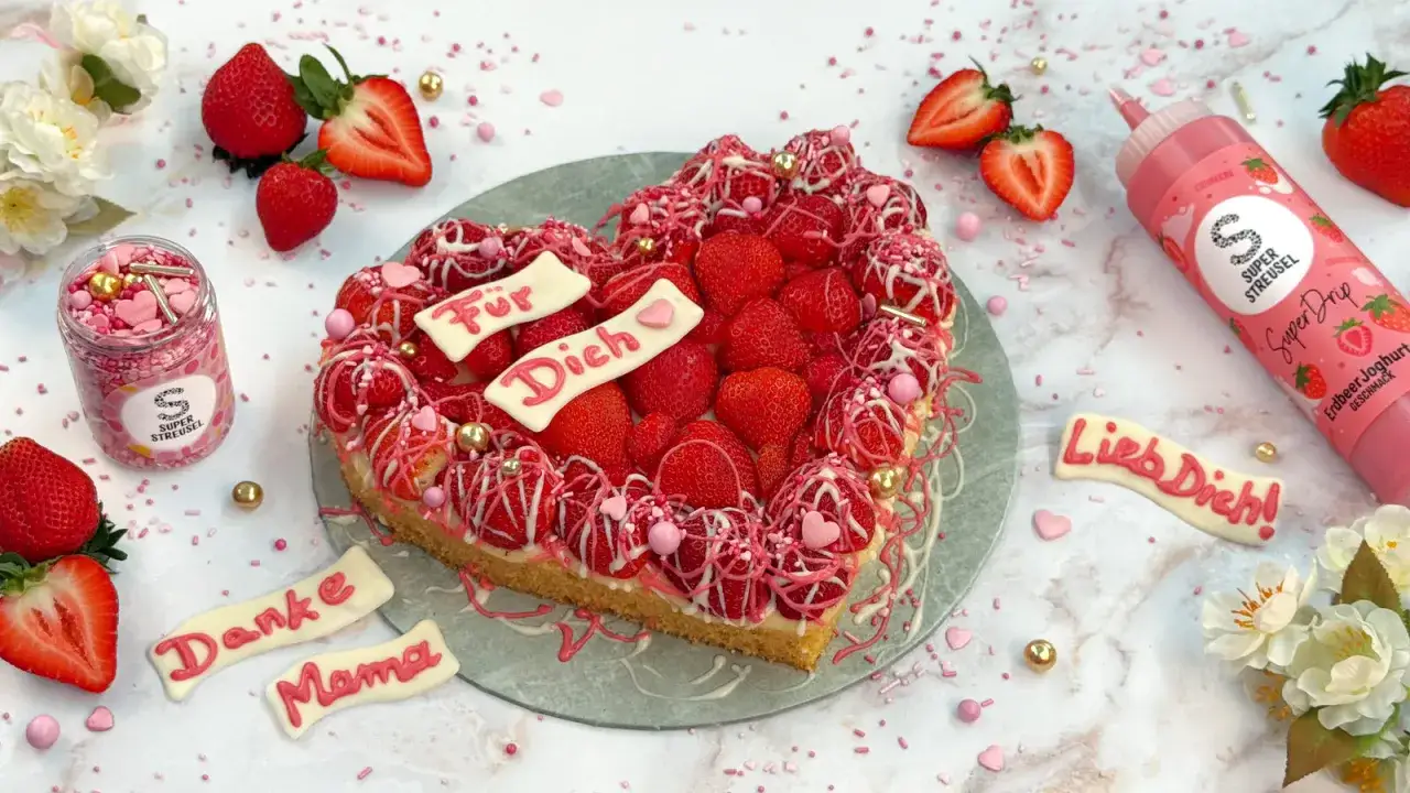 Herzförmiger Erdbeerkuchen mit liebevollen Botschaften und Streuseln belegen. Ein süßes Muster für Mama.