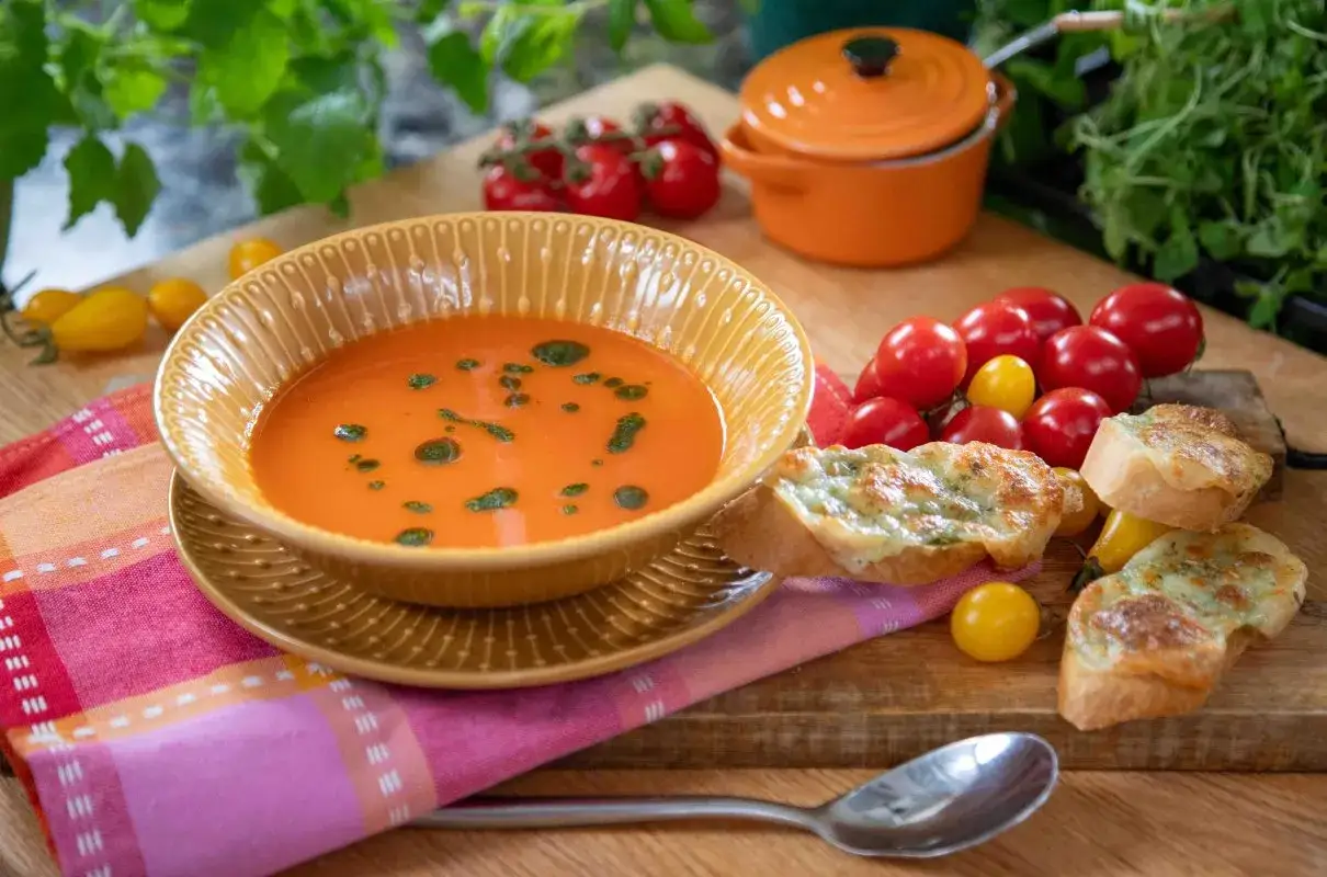 Aksamitna zupa pomidorowa, idealna do zagęszczenia, podana z grzankami z serem.