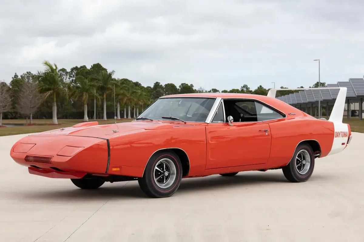 Pomarańczowy Dodge Daytona z charakterystycznym spojlerem i białym pasem z napisem