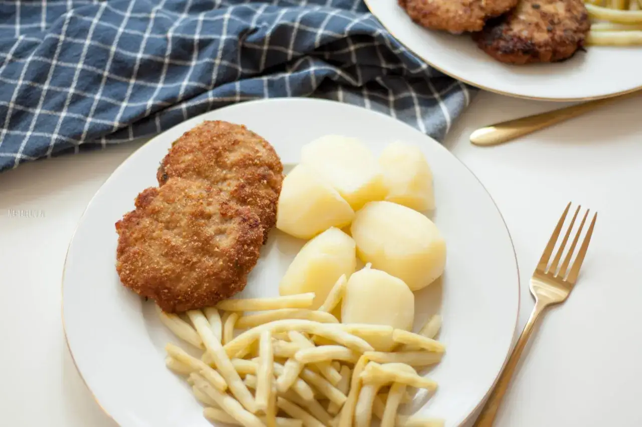 Kotlety mielone z ziemniakami i fasolką szparagową. Idealny przepis na obiad, który zadowoli każdego.