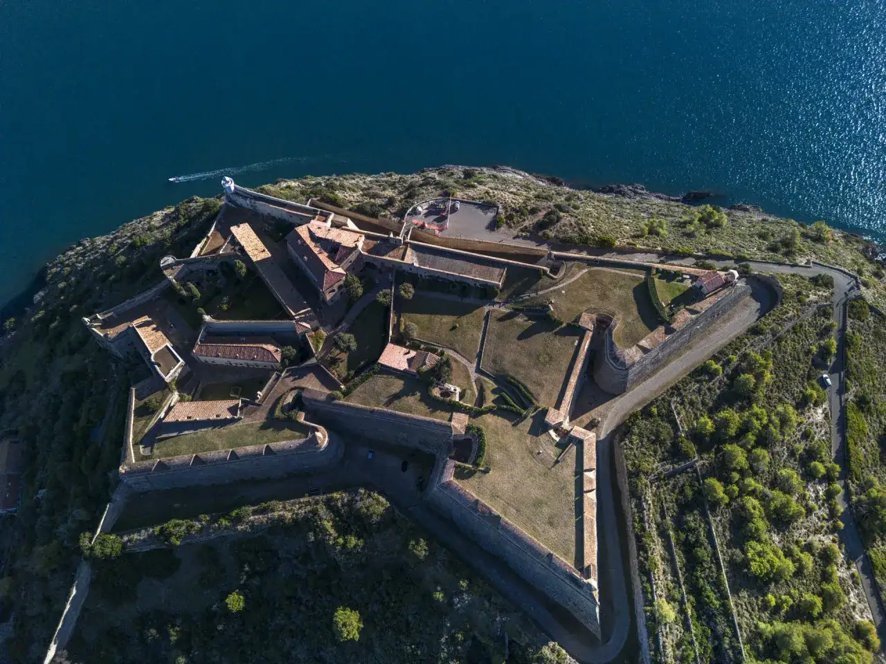 Fortezza a stella vista dall'alto, con il mare blu sullo sfondo. Una **foto droni** che cattura la maestosit&agrave; storica.
