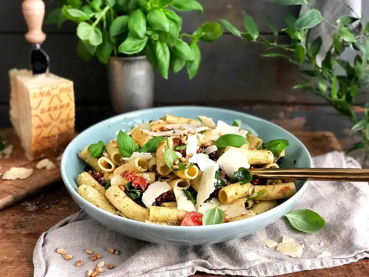 En h&auml;rlig pastasallad med pesto, soltorkade tomater och f&auml;rsk basilika, toppad med parmesan.