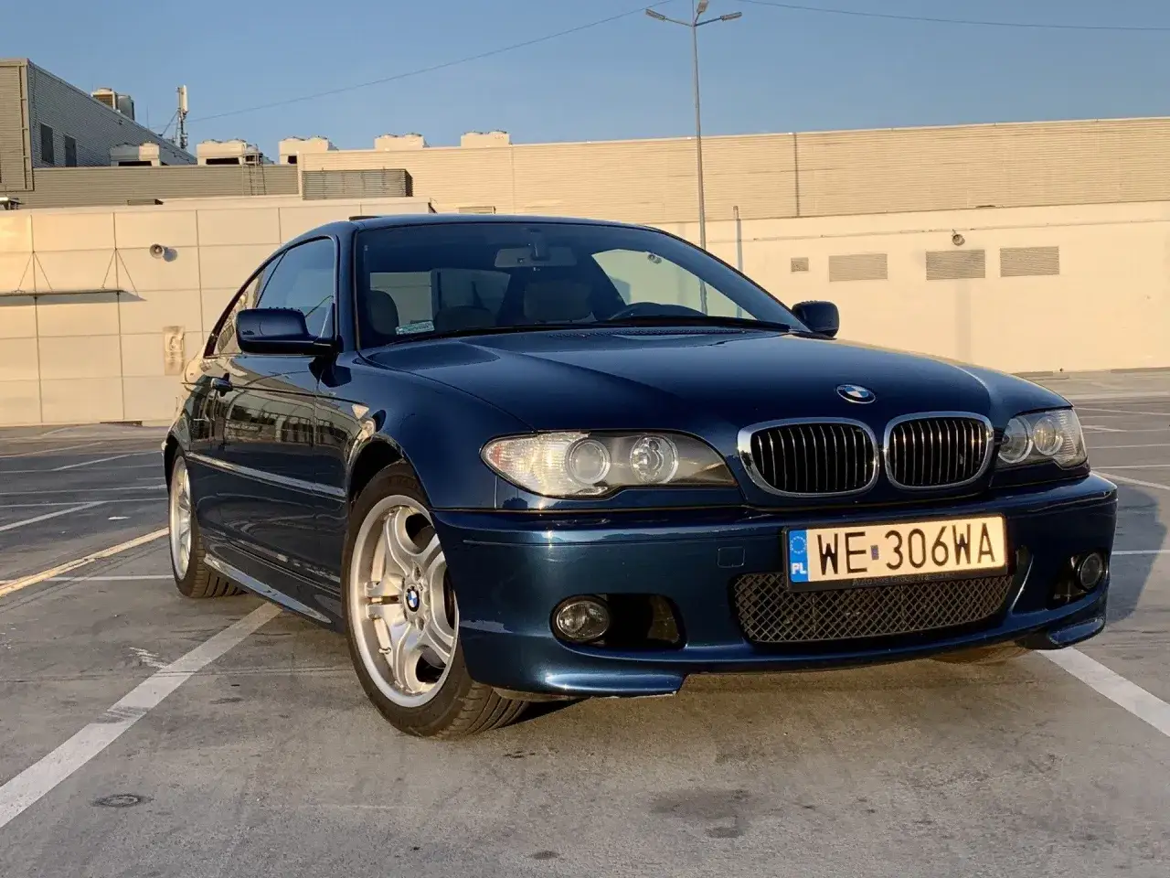 Granatowe BMW E46 330ci na parkingu.