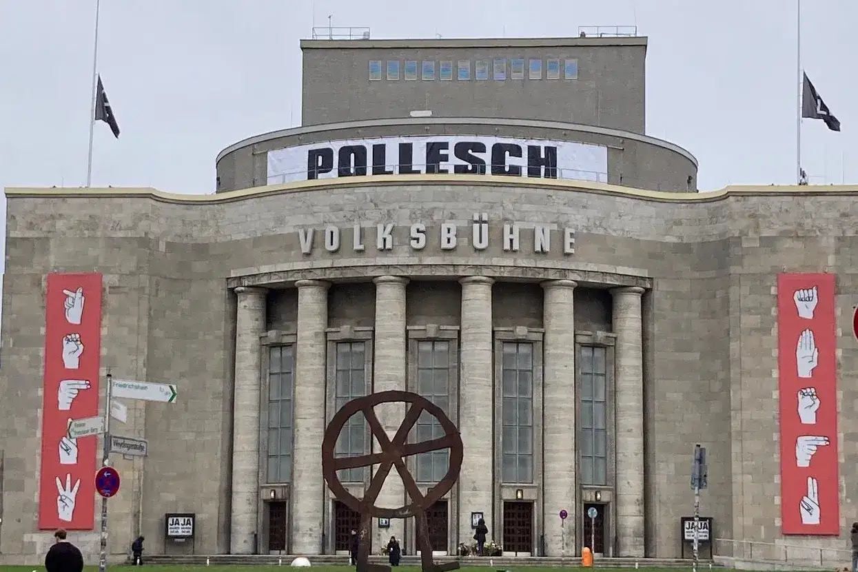 Volksbühne Berlin mit Banner