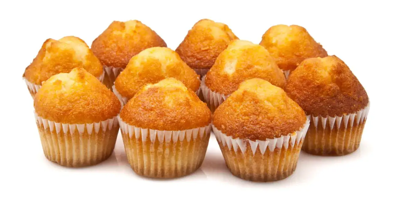Un grupo de magdalenas esponjosas doradas, perfectas para tu próxima receta.