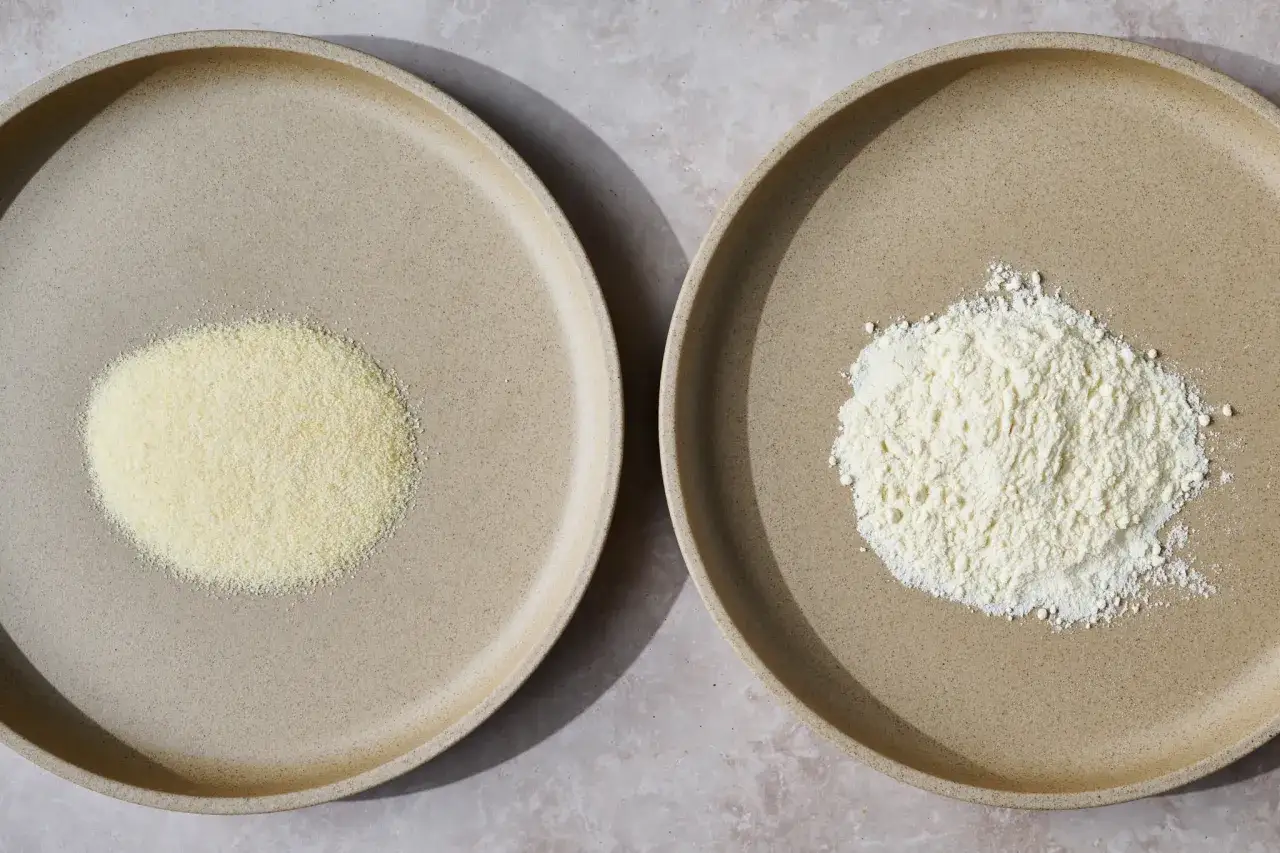 Dos platos de cerámica muestran montones de semola de trigo, uno más fino y amarillo, el otro más grueso y blanco.