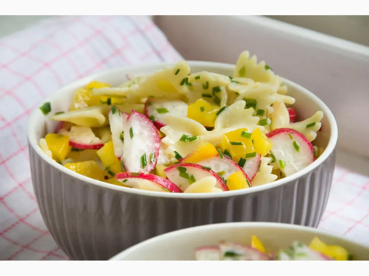Frischer Nudelsalat mit bunten Radieschen und gelber Paprika. Tolle Nudelsalat Ideen f&uuml;r den Sommer!