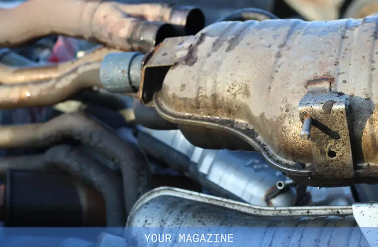 Gros plan sur des pi&egrave;ces de syst&egrave;me d'&eacute;chappement de voiture, dont un catalyseur potentiellement bouch&eacute;, un sympt&ocirc;me courant sur les v&eacute;hicules diesel.