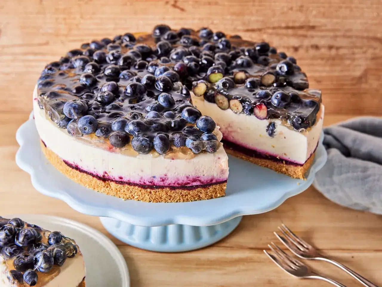 Saftige Heidelbeertorte mit Joghurt, bedeckt mit frischen Beeren und glänzendem Gelee. Ein Genuss für Augen und Gaumen.