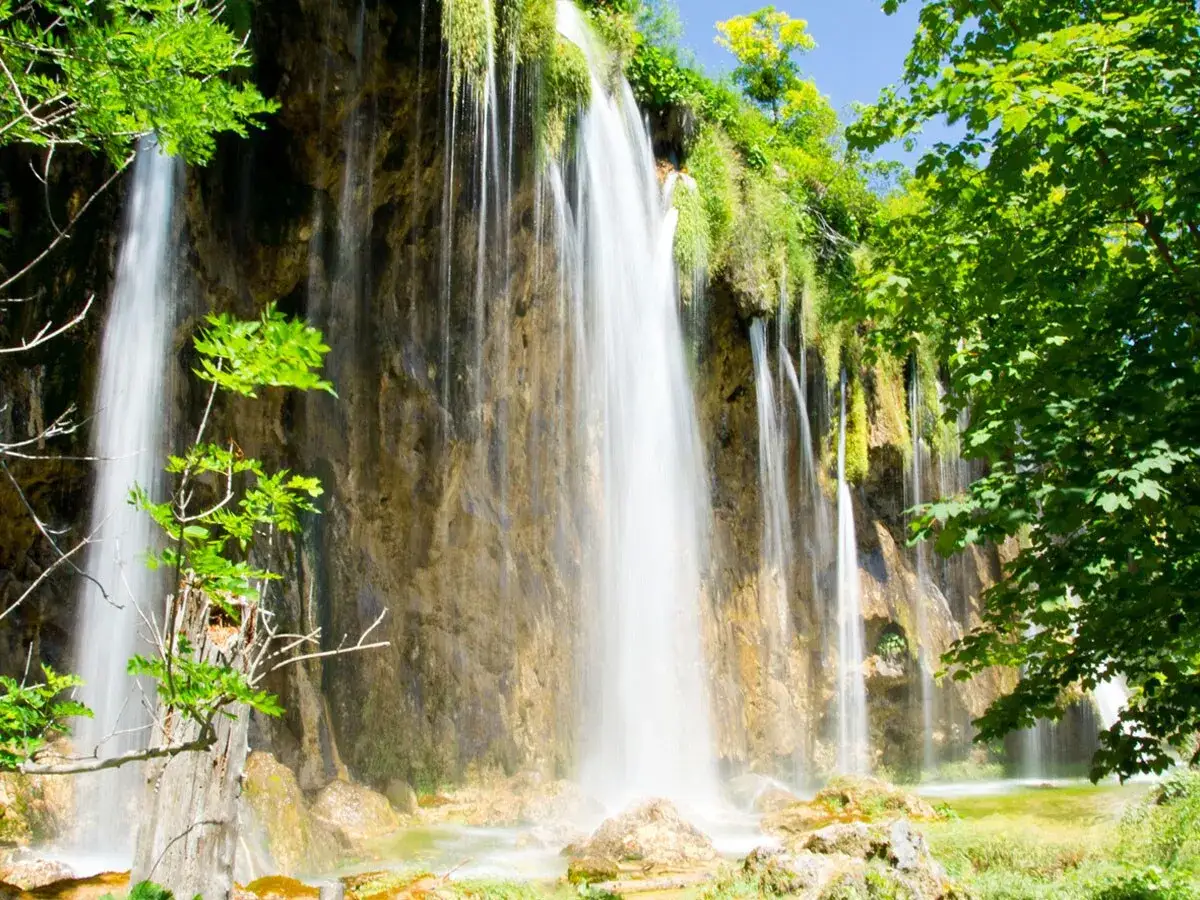 Tosende Wasserfälle stürzen über Felsen in einem grünen Paradies. Ein Juwel unter den nationalparks europa.
