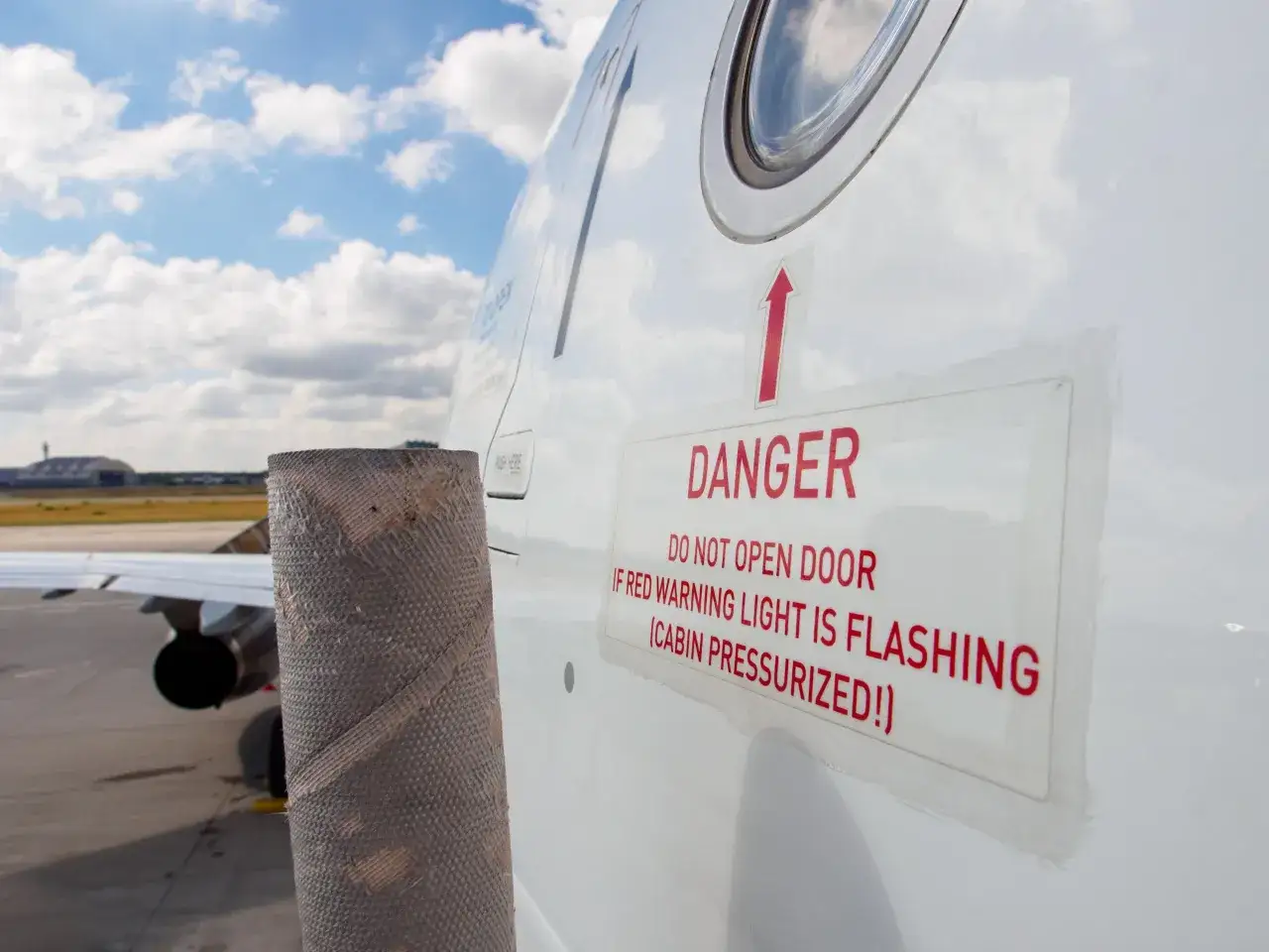 Fliegen mit COPD: Ein Flugzeugrumpf mit Warnhinweis 