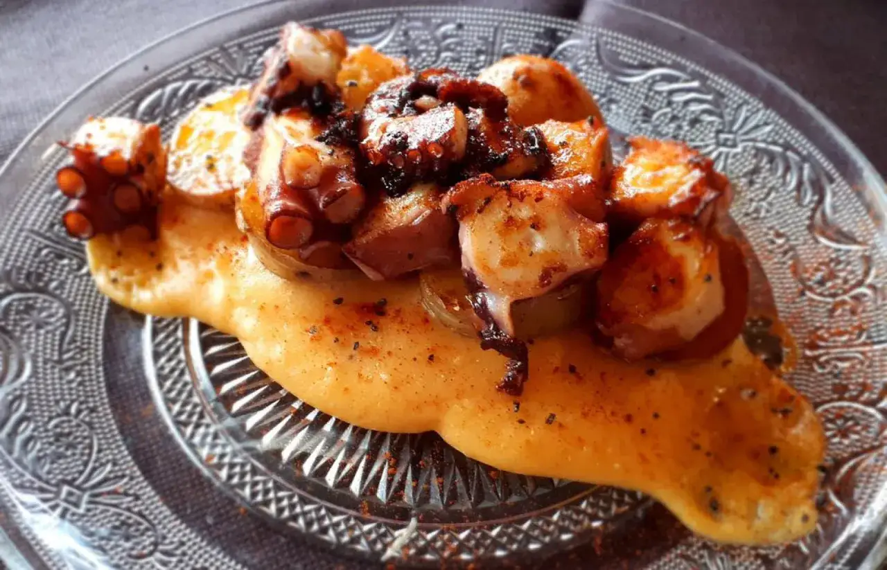 Pulpo tierno sobre patatas y una cremosa salsa. Un plato para 