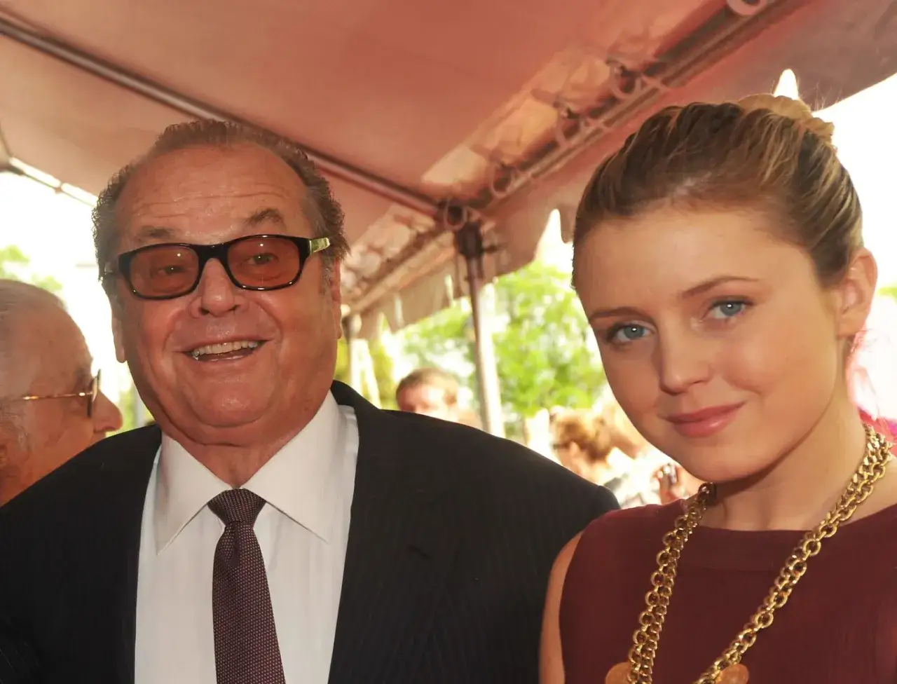Jack Nicholson z uśmiechem pozuje z młodą kobietą, być może jedną ze swoich dzieci.