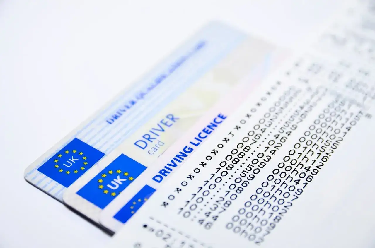 Dowód osobisty i wydruk z tachografu, który może być dowodem w sprawie okresu karencji.