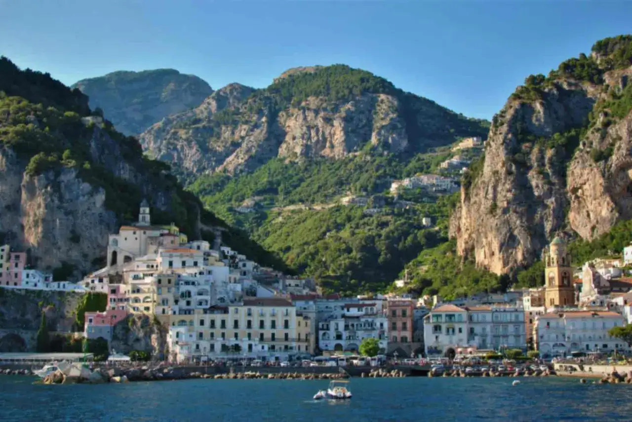 Amalfi, Italien: Hier ist es im Mai warm in Europa. Malerische K&uuml;stenstadt mit bunten H&auml;usern, die sich an steile, gr&uuml;ne H&auml;nge schmiegen.