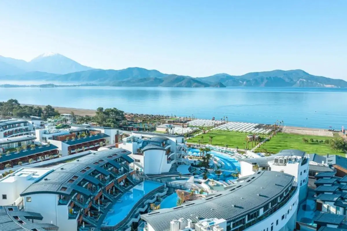 Traumhafter Blick auf das Liberty Fabay Resort mit Pools, Strand und Bergen.