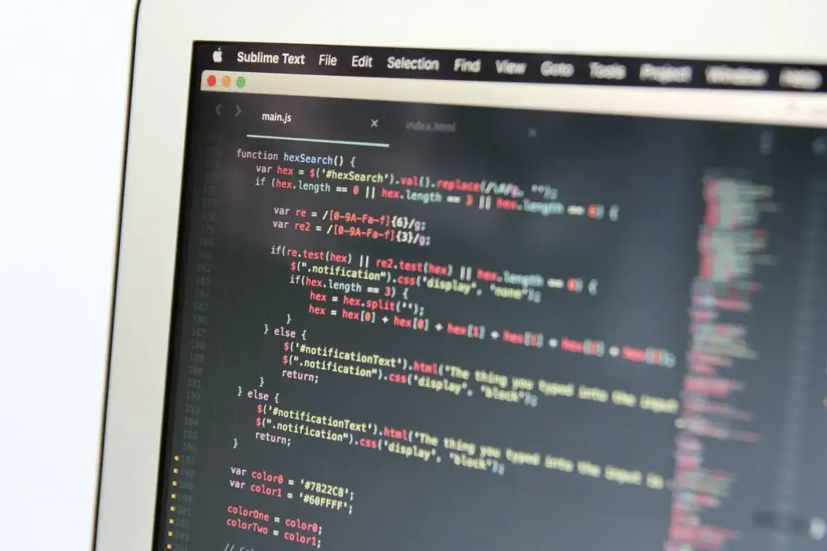 Kod w języku skryptowym JavaScript na ekranie laptopa. Programista tworzy funkcję hexSearch, która przetwarza dane.