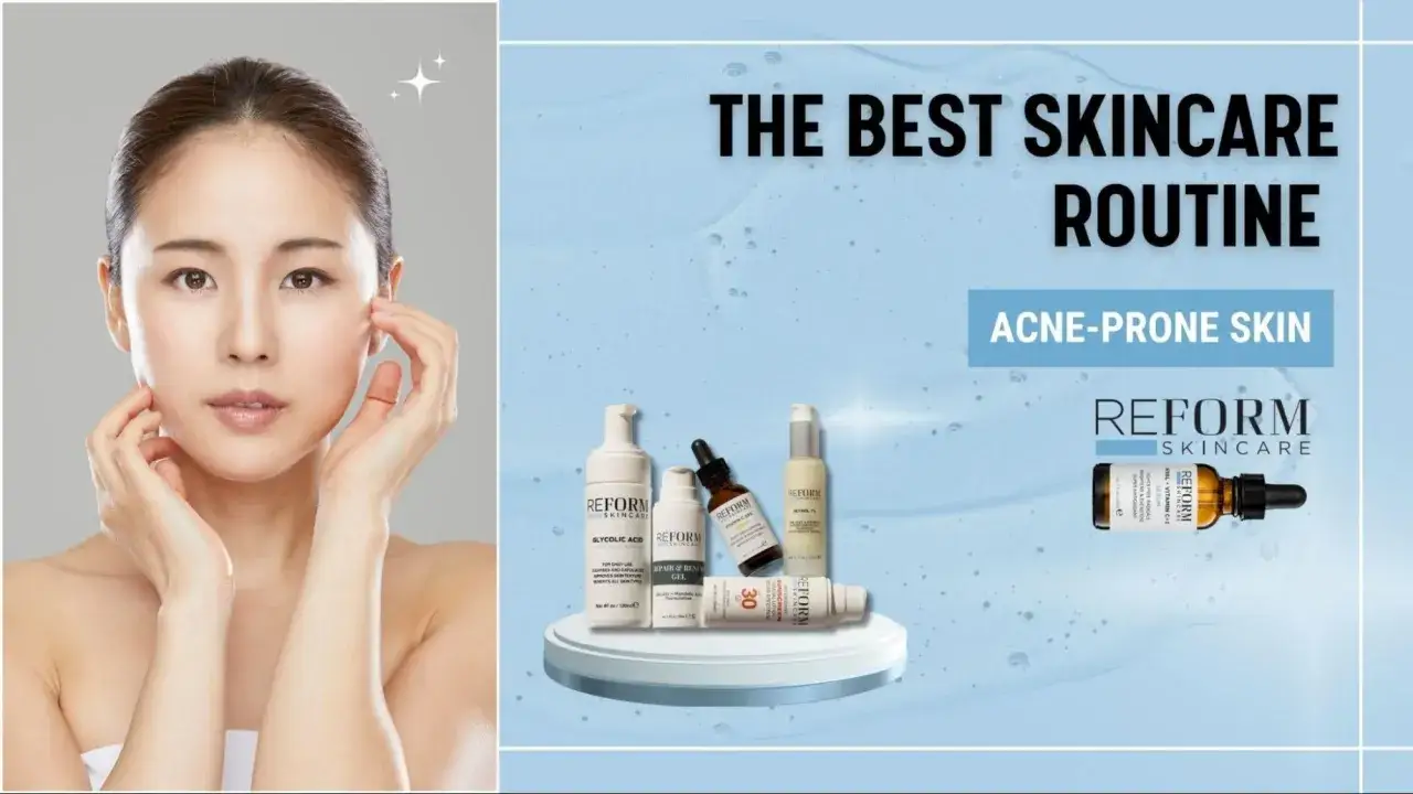 Kvinna med klar hy, omgiven av Reform Skincare-produkter. En rutin för aknebenägen hud som motverkar flagnande hud.