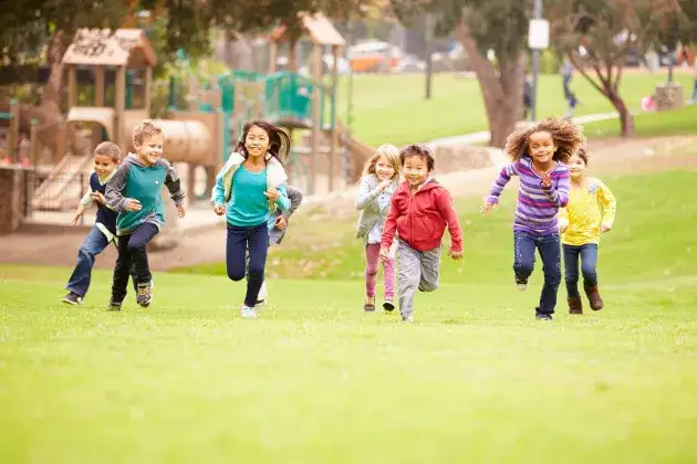 Bambini che giocano in un parco divertimenti
