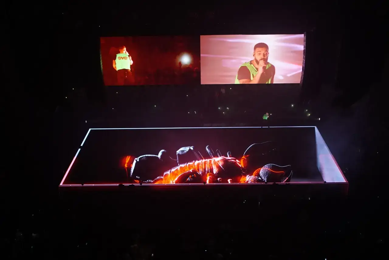 Koncert Drake'a w Polsce: na ekranach raper i gigantyczny, świecący skorpion.