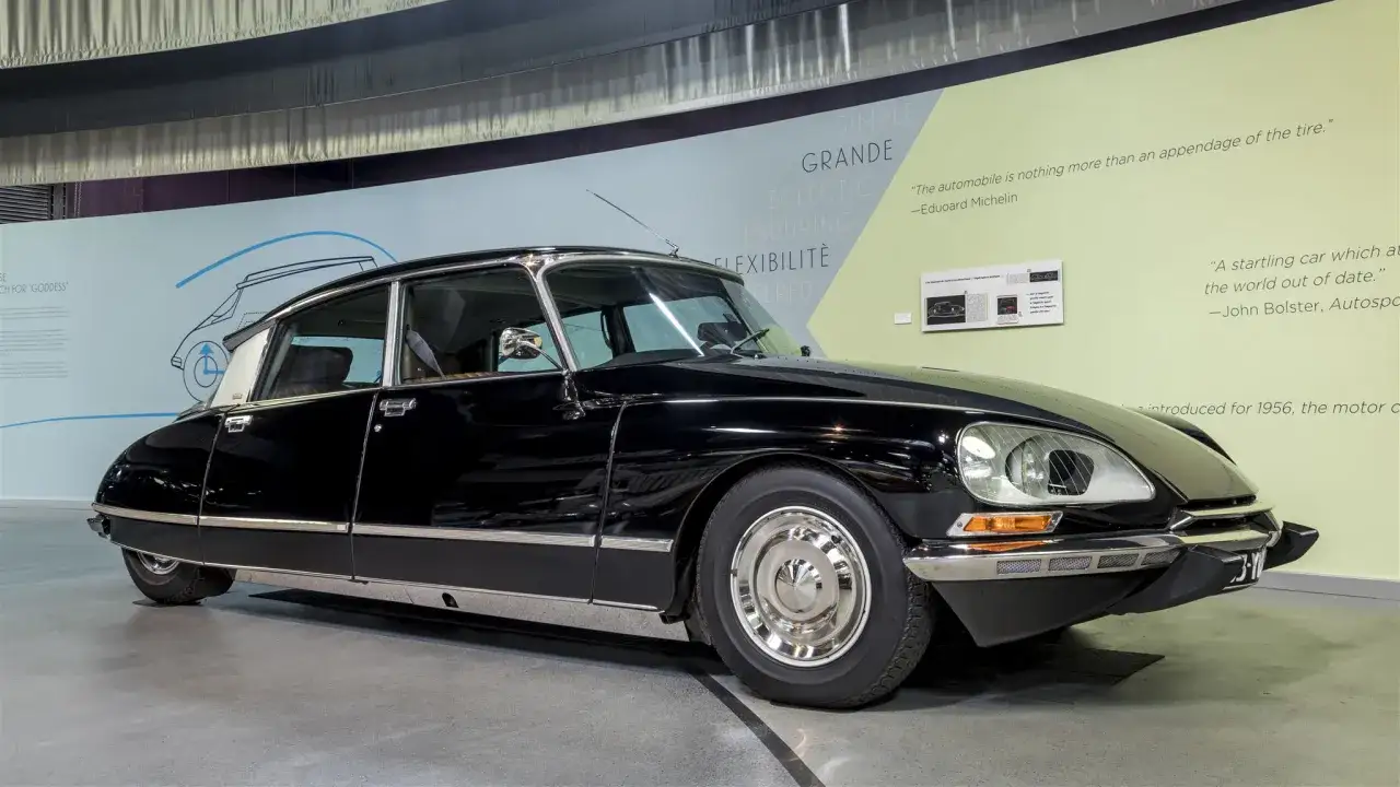 Svart Citroën DS, en ikonisk modell, visas upp. Denna klassiska bil representerar en era av innovativa citroën modeller.