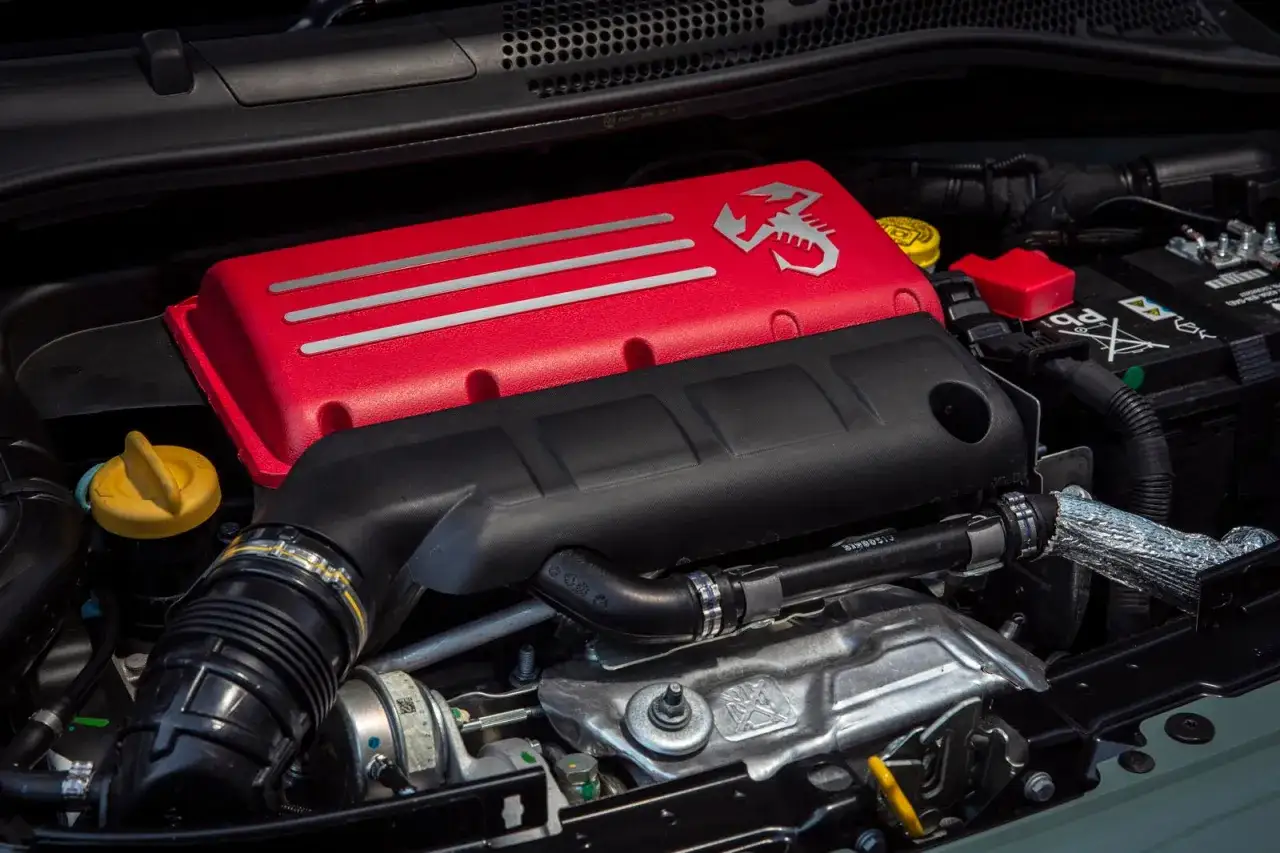 Silnik 1.4 T-Jet z czerwonymi elementami i logo Abarth.