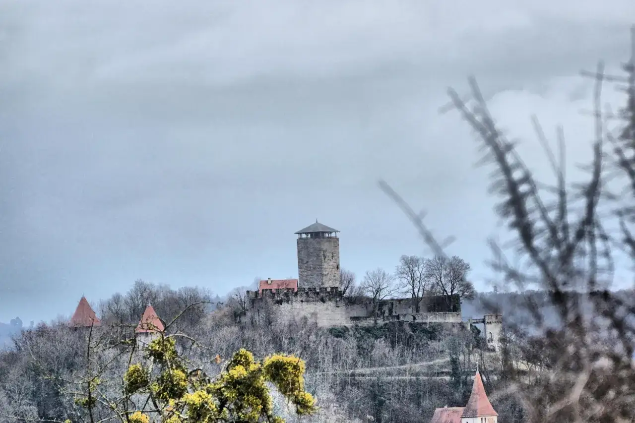 Burg Stettenfels thront auf einem Hügel. Ein tolles Ziel für eine Wanderung durch die winterliche Landschaft.