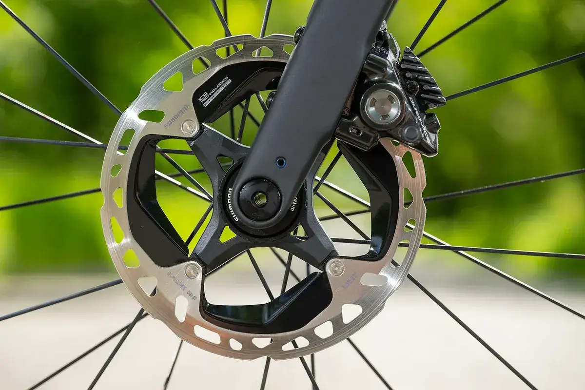 Tarcza hamulcowa Shimano z zaciskiem, gotowa do zatrzymania, nawet gdy piszczące hamulce w rowerze dają o sobie znać.