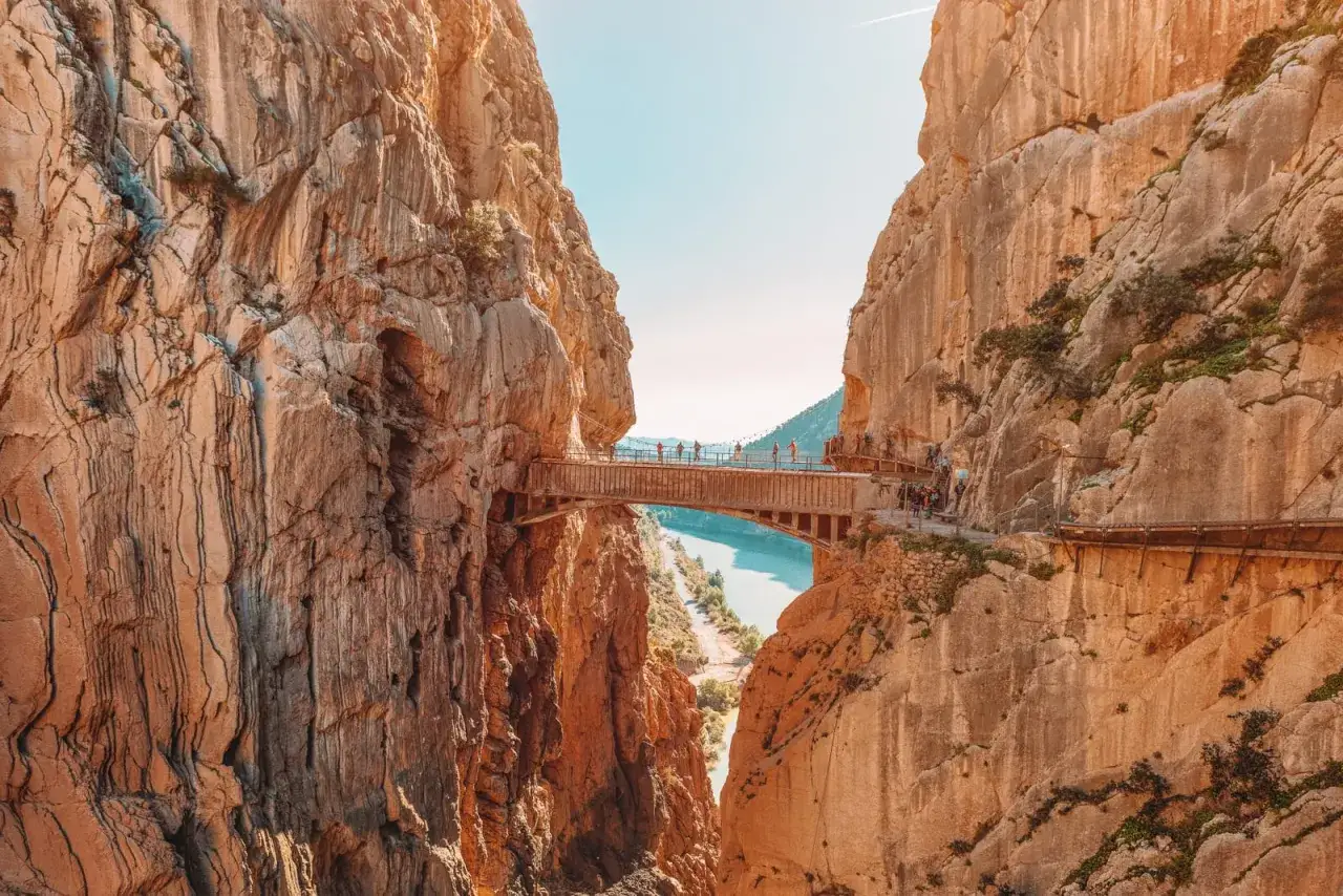 Le spectaculaire Caminito del Rey, une passerelle accrochée aux falaises, offre une vue imprenable sur le canyon en gr espagne.