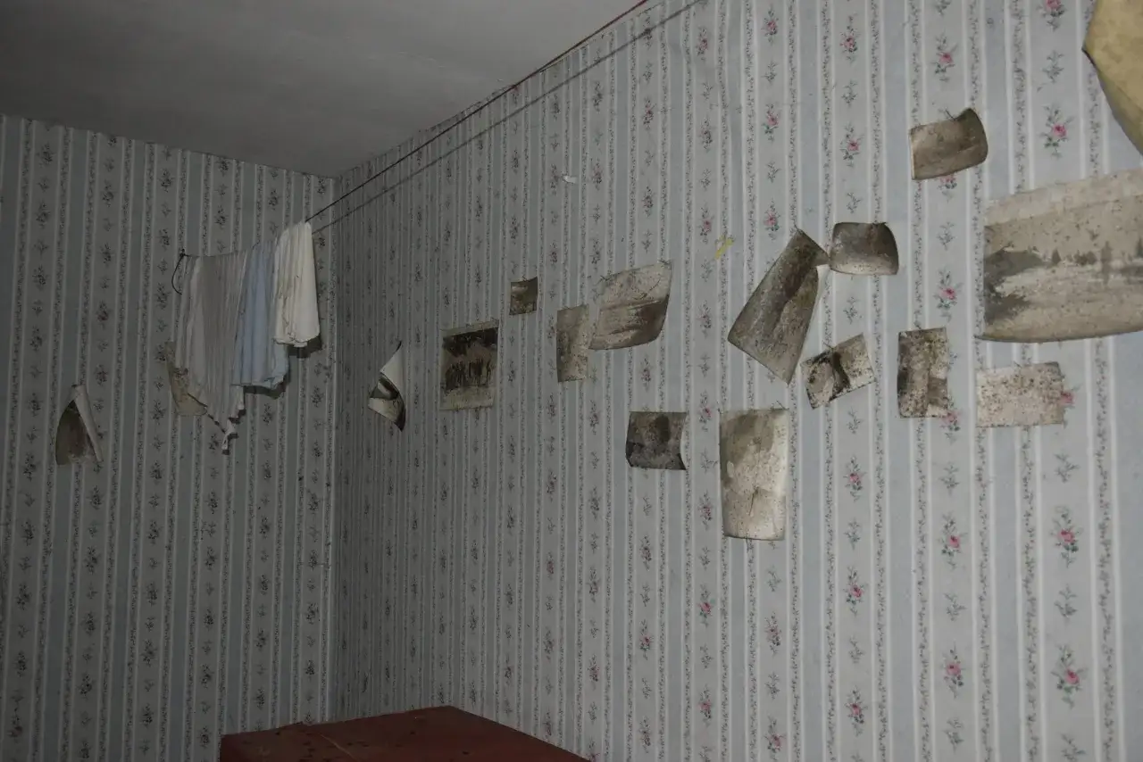 Vieux linge s&eacute;chant sur un fil, photos jaunies accroch&eacute;es &agrave; un mur d&eacute;cr&eacute;pit. Une sc&egrave;ne d'urbex &agrave; Montargis, fig&eacute;e dans le temps.