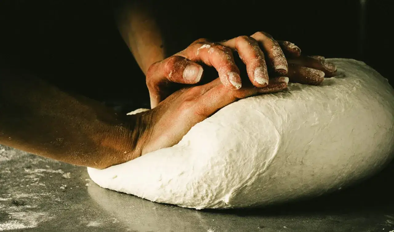 H&auml;nde kneten den perfekten pizzateig original rezept von einem italienischen gastronomen.