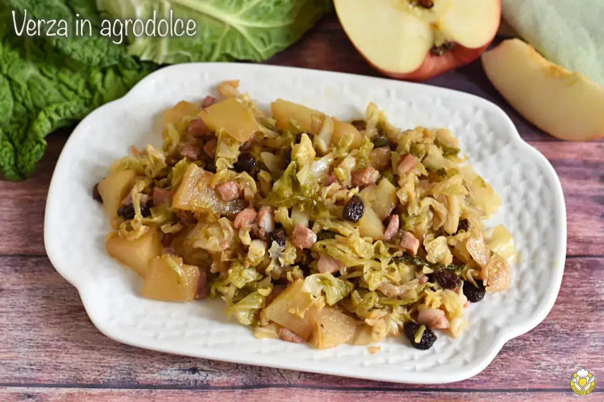 Verza stufata ricetta della nonna: cavolo stufato con mele, uvetta e pancetta, un piatto saporito e confortante.