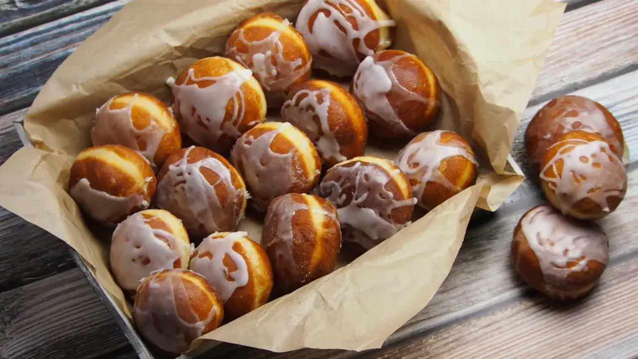 Paczki tradycyjne, rumiane i oblane lukrem, kuszą swoim wyglądem. Idealne na tłusty czwartek!