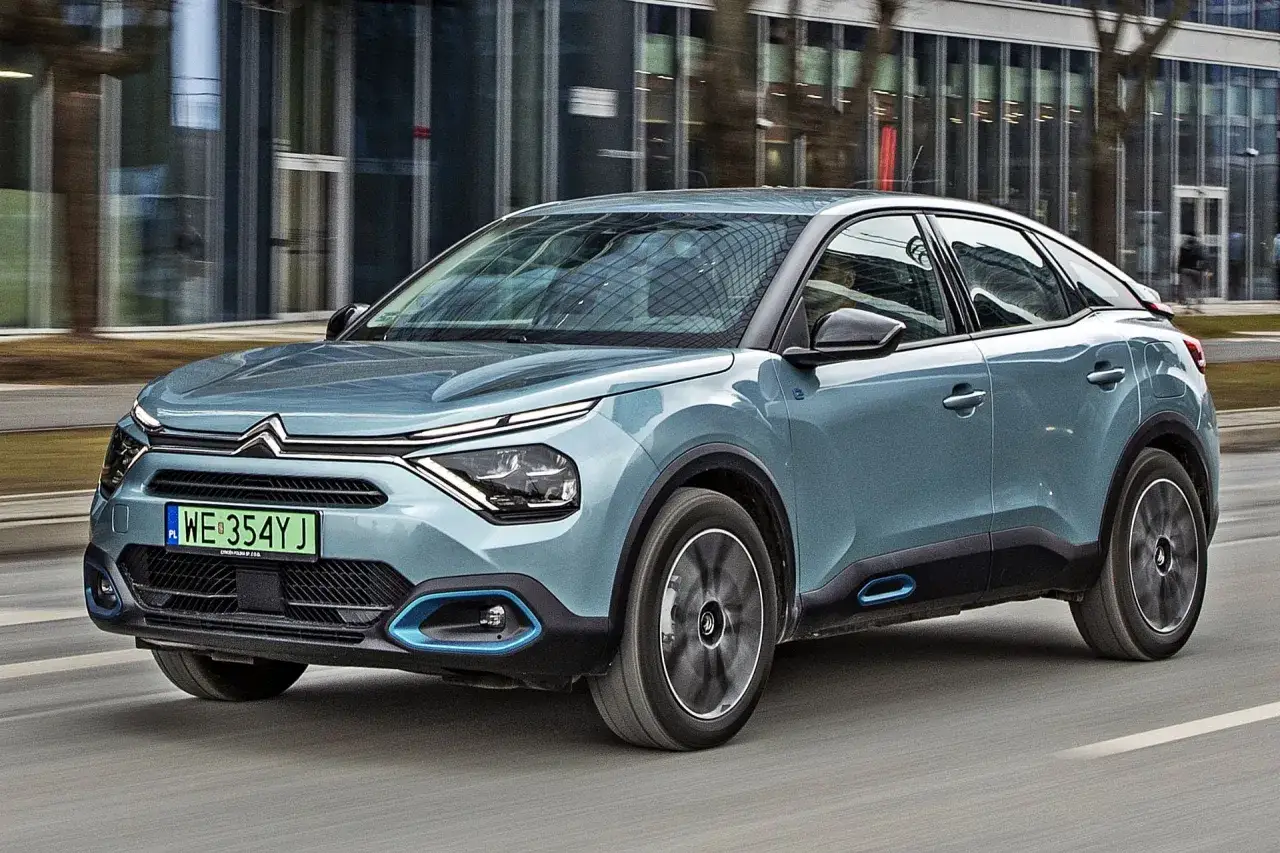 Niebieski Citroen C4 w ruchu miejskim. Zastanawiasz się nad jego pojemnością baku?