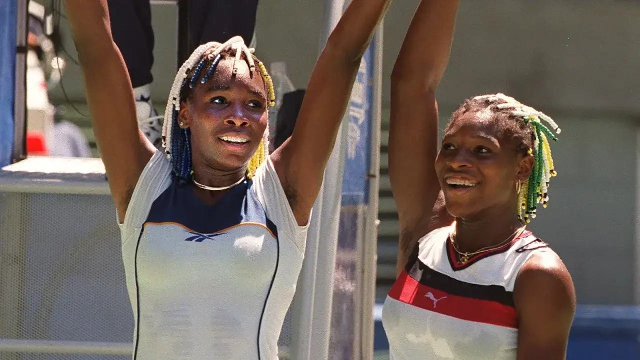 Venus y Serena Williams celebran, un momento ic&oacute;nico en su camino hacia m&uacute;ltiples Venus Williams Grand Slams.