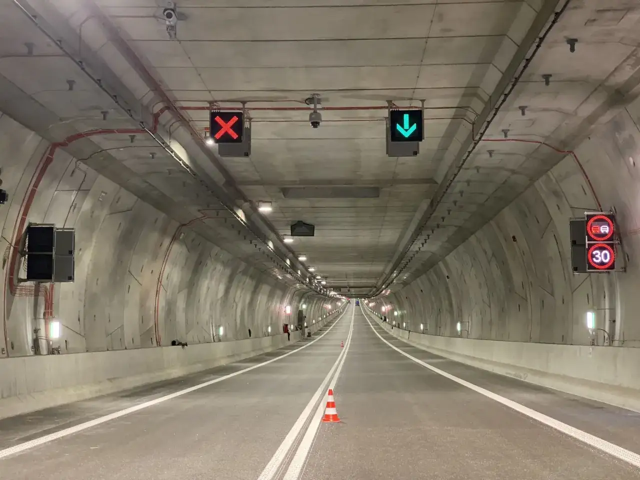 Wnętrze tunelu w Świnoujściu. Zielona strzałka w dół oznacza przejezdność, czerwony krzyżyk zakaz wjazdu.