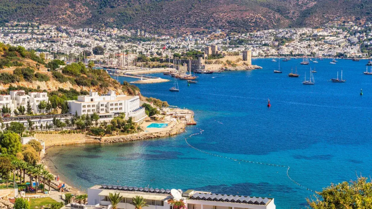 Majowa pogoda w Turcji zachwyca! Błękitne morze, białe hotele i zamek Bodrum. Idealne miejsce na wypoczynek.