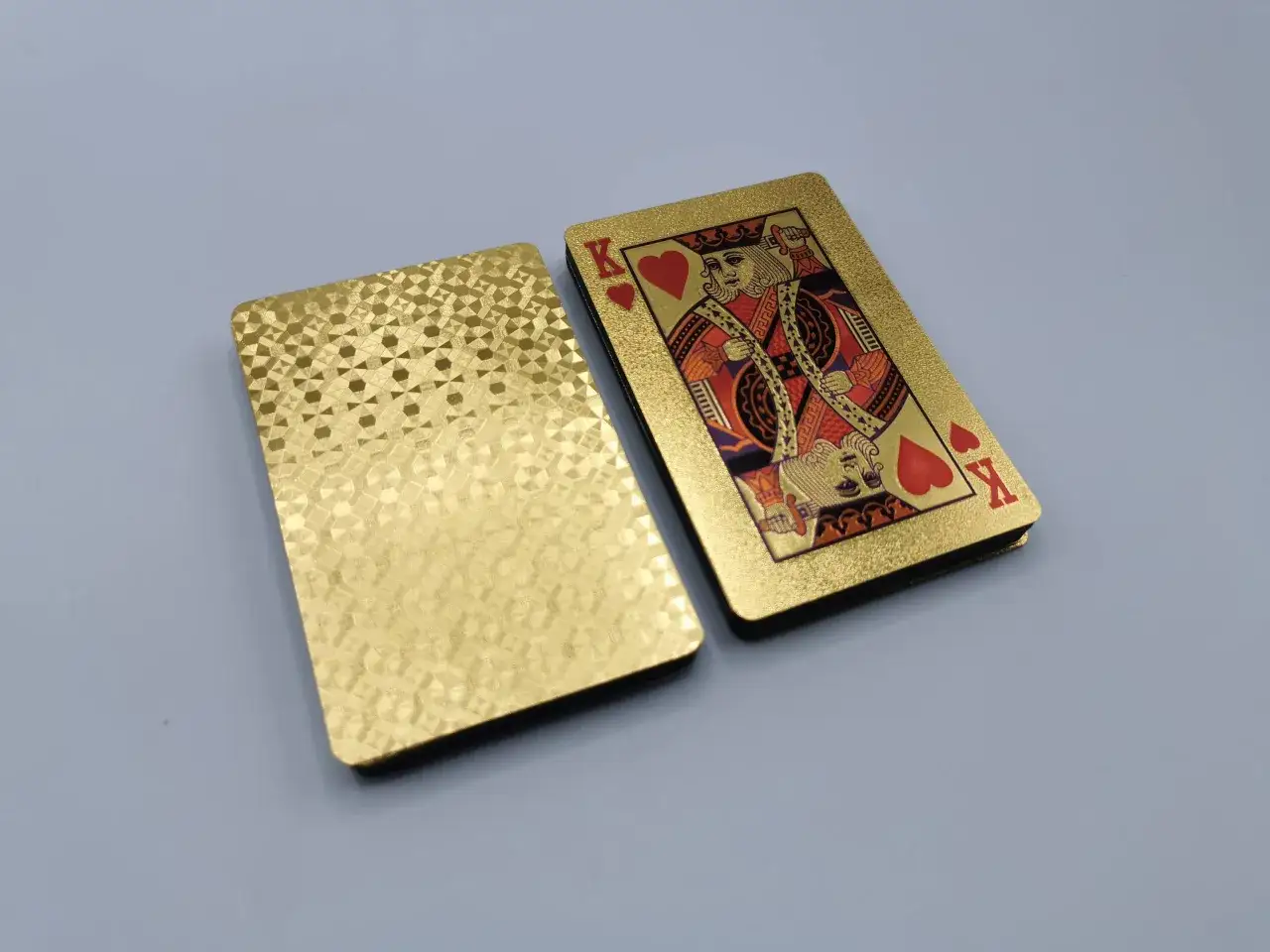 Un mazzo di carte dorate, tra cui un Re di cuori, che potrebbe essere il mazzo di carte più costoso al mondo.