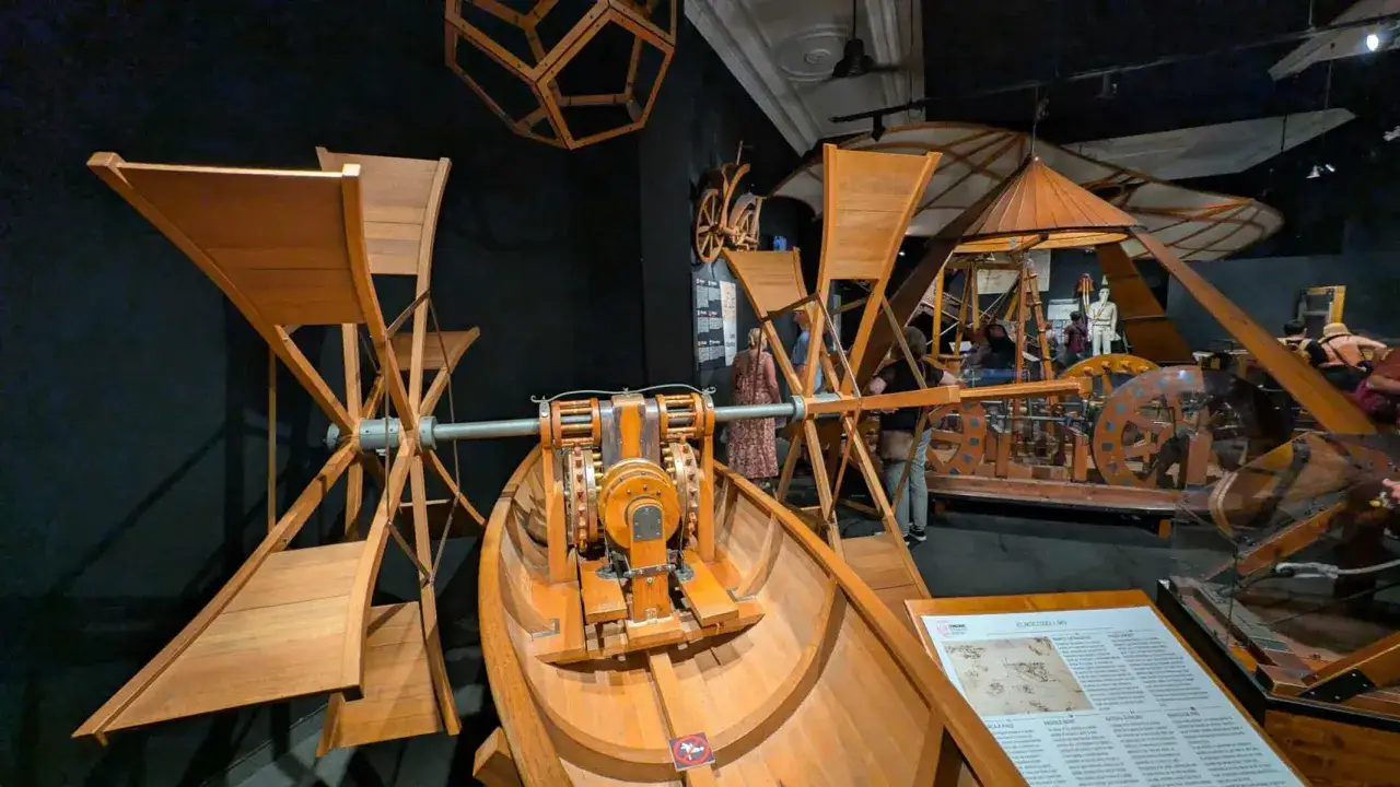 W muzeum Leonarda da Vinci we Florencji podziwiać można drewniane modele jego wynalazków, w tym łodzi z napędem śrubowym i skrzydeł.