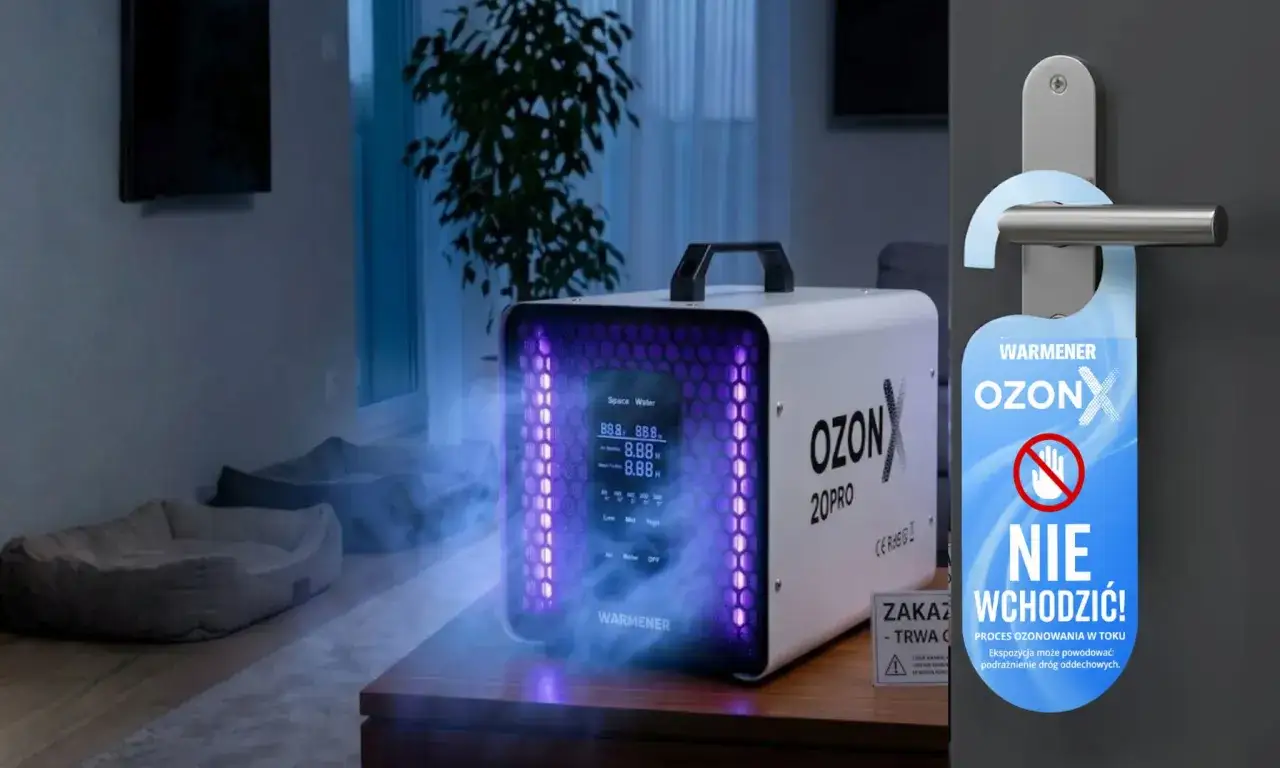 Ozonator Warmener OzonX w akcji, emituje niebieską mgiełkę. Na drzwiach wisi tabliczka 