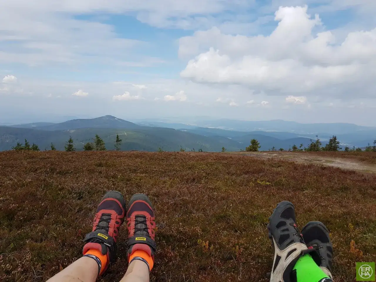 Odpoczynek po wędrówce na szczycie Czarna Góra resort. Widok na góry i chmury.