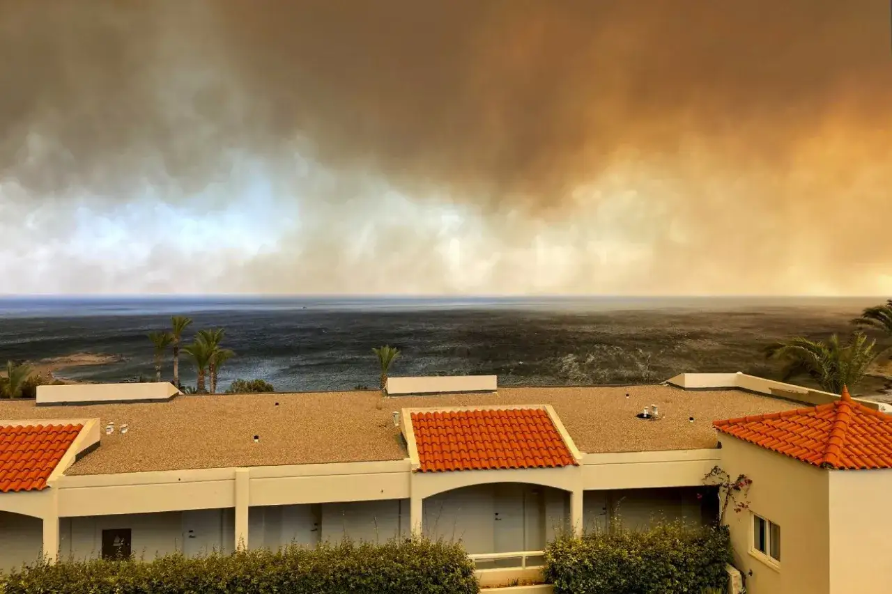 Odbudowany hotel Rodos po pożarach