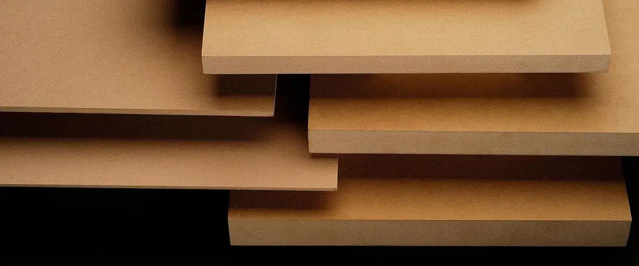 Tableros de muebles dm apilados, listos para crear diseños.