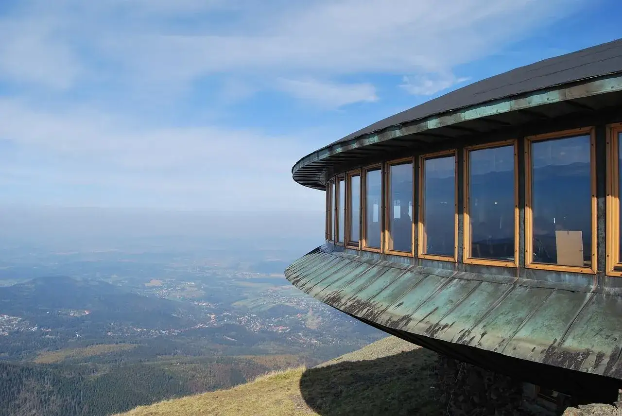 Widok z okien restauracji na górze. Idealne miejsce na weekend w Karpaczu, by podziwiać panoramę Karkonoszy.