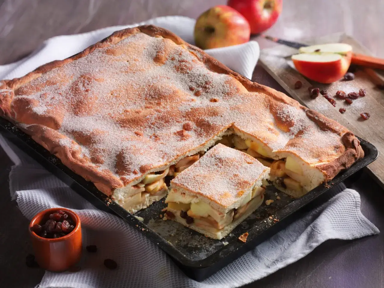 Ein k&ouml;stlicher, gedeckter Apfelkuchen mit einer knusprigen Zuckerkruste, bereit zum Genie&szlig;en.