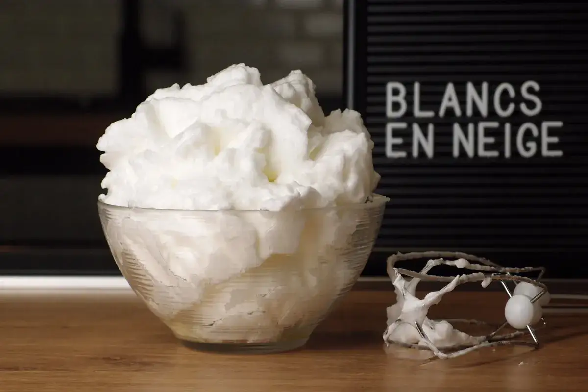 Un bol rempli de blancs en neige a&eacute;riens, comme un nuage. &Agrave; c&ocirc;t&eacute;, un fouet de batteur couvert de cette mousse l&eacute;g&egrave;re.