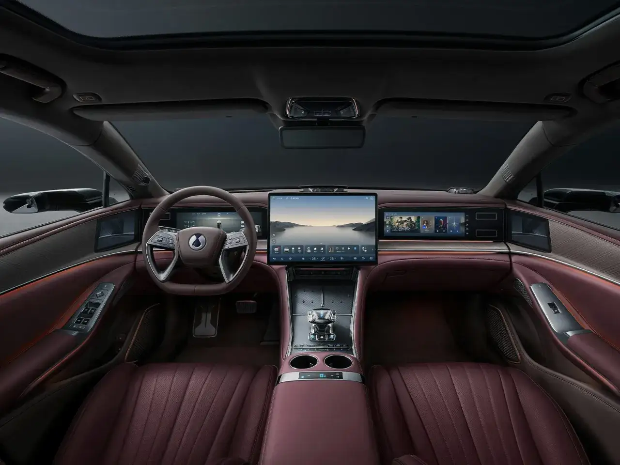 Luxuriöses Interieur des Denza Z9 GT mit Lederpolstern, großem Touchscreen und digitalem Cockpit.