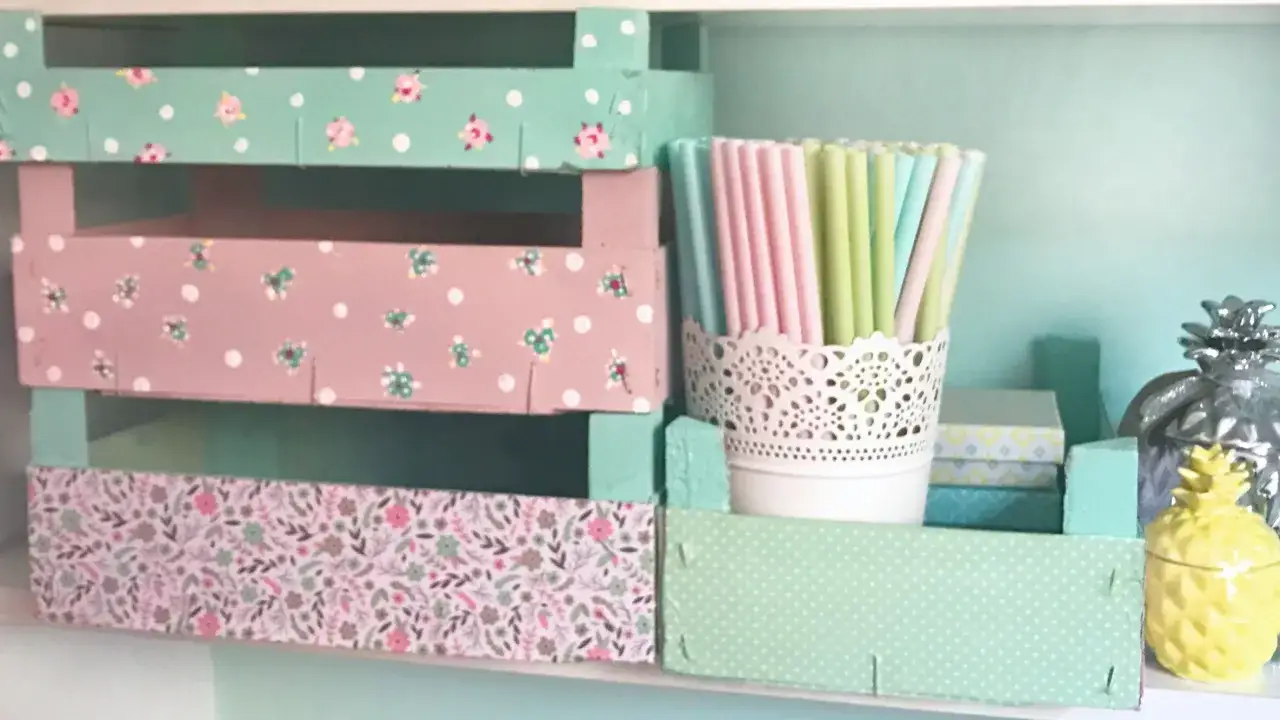 Cajas de fresas decoradas con motivos florales y lunares, perfectas para organizar.