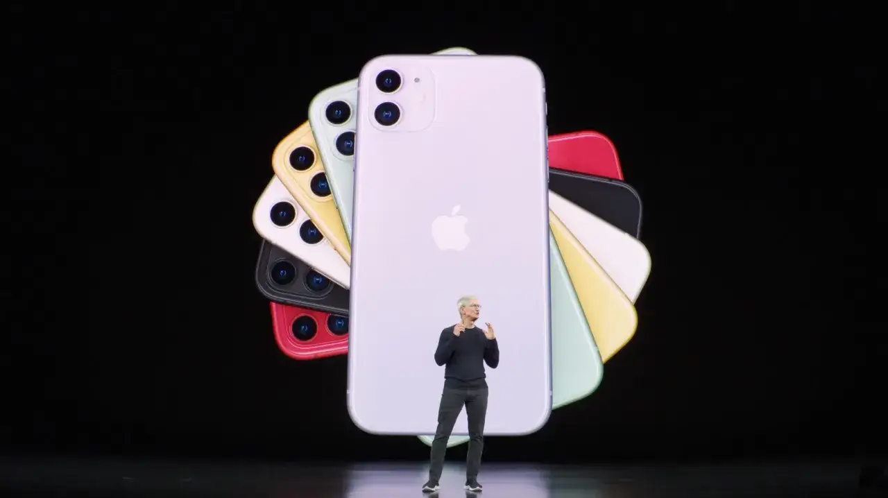 Tim Cook prezentuje iPhone'a 11 w różnych kolorach, kiedy wyszedł ten model.